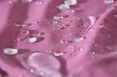 清晰的水滴粉红色的背景