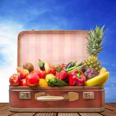 手提箱完整的水果蔬菜