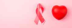 乳房癌症月健康概念平躺前视图把粉红色的