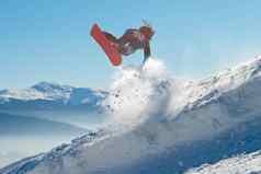 滑雪跳红色的滑雪板山阳光明媚的一天滑雪冬天体育