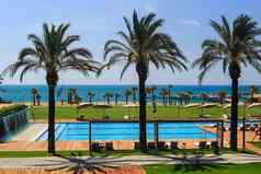 酒店理由游泳池清晰的蓝色的海树夏天阳光明媚的一天棕榈树沙子