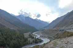 baspa河流动桑格拉谷奇特库尔风景优美的上中间山山坡上喜马拉雅山脉山范围印藏边境覆盖松橡木森林牧场梅多斯