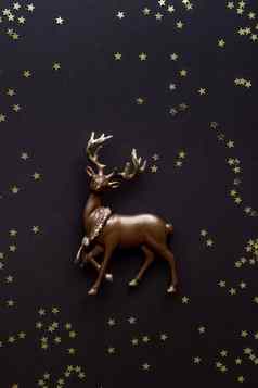 微型鹿黑暗背景闪亮的星星复制空间圣诞节作文明信片模板平躺