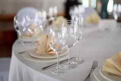 餐具表格清晰的玻璃香槟眼镜白色餐具板米色桃子餐巾刀叉表格人清洁餐具食物
