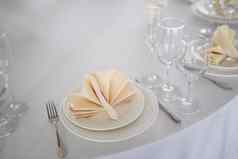 餐具表格清晰的玻璃香槟眼镜白色餐具板米色桃子餐巾刀叉表格人清洁餐具食物