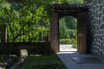 klisura修道院西里尔methodius成立世纪退出修道院院子里流游客花园巴尔干半岛山瓦舍茨小镇