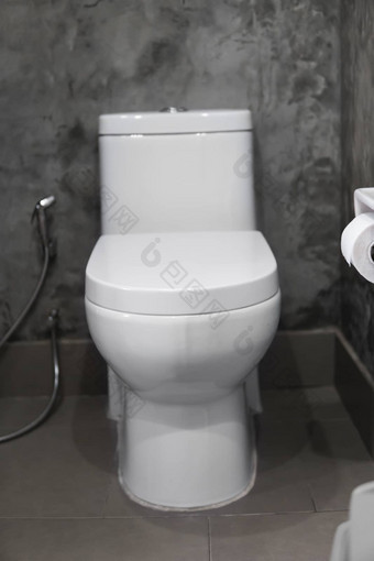 白色挂厕所。。。座位白色厕所。。。首页浴室灰色瓷砖混凝土风格厕所。。。纸墙浴室奢侈品室内