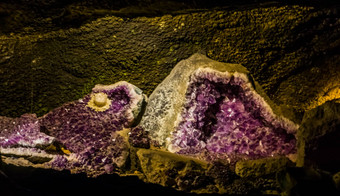 特写镜头紫<strong>水晶水晶</strong>岩石美丽的纯紫色的<strong>水晶</strong>受欢迎的精神上的疗愈晶体