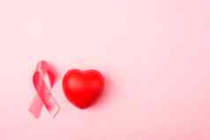 乳房癌症月健康概念平躺前视图把粉红色的