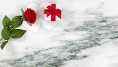 情人节卡片可爱的红色的玫瑰礼物大理石后台支持