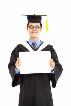 毕业学生显示空白文凭证书