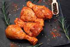 鸡腿红色的腌料白色板前视图鸡肉特写镜头饮食肉烹饪生腌制鸡腿烧烤烧烤