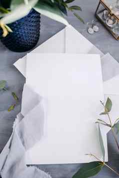 空白纸复制空间框架花丝绸丝带灰色的背景简单的花束问候卡