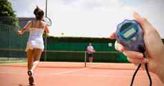 关闭女人持有秒表网球匹配进步