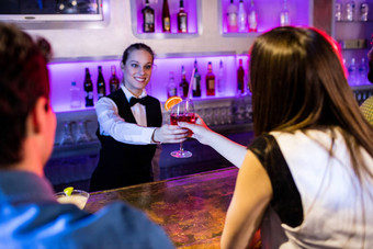 酒吧女招待服务喝女人