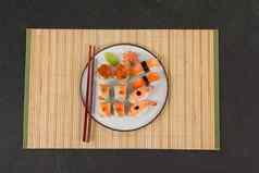 各种各样的寿司集服务筷子寿司席