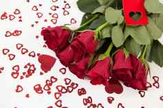 群红色的玫瑰包围心形的装饰