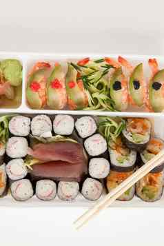 各种各样的寿司集服务筷子白色盒子白色背景