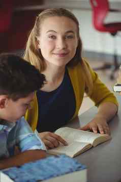 微笑学校孩子们阅读书图书馆学校