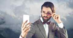 赶时髦的人穿眼镜阅读消息聪明的电话