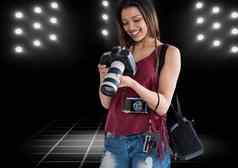 快乐年轻的摄影师照片相机体育场灯
