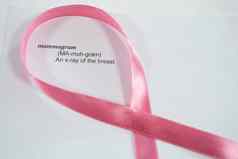特写镜头粉红色的乳房癌症意识丝带纸文本