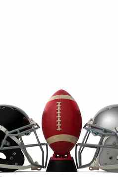 美国足球三通银黑色的体育头盔