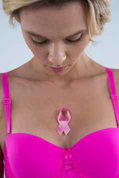 关闭女人粉红色的好乳房癌症意识丝带