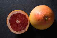 葡萄柚一半葡萄柚黑色的背景