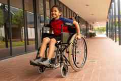 快乐禁用小学生坐着轮椅走廊