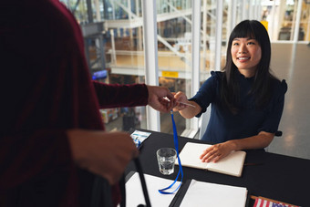 女执行给员工女商人会议登记表格