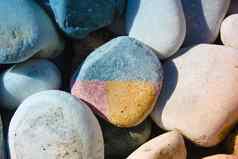 轮彩色的石头平等的中间奇怪的彩色的石头不同的块