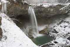 漂亮的冰冷的谢德格尔瀑布