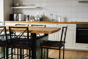 现代明亮的清洁厨房室内<strong>不锈钢</strong>钢电器奢侈品房子厨房奢侈品大厦现代体系结构当代室内时尚的厨房室内表格