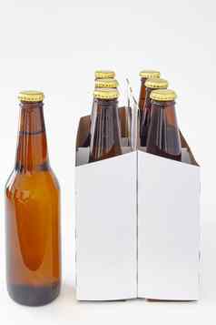 人持有啤酒包棕色（的）啤酒瓶孤立的白色背景