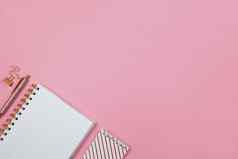 现代女工作空间前视图笔记本电脑笔夹粉红色的Backround复制空间平躺桌面自由职业者学生工作首页回来学校教育概念水平