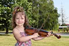 女孩玩小提琴公园