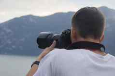 特写镜头摄影师采取图片日落意大利阿尔卑斯山脉意大利美丽的日落欢呼高山峦年轻的摄影师采取图片