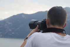 特写镜头摄影师采取图片日落意大利阿尔卑斯山脉意大利美丽的日落欢呼高山峦年轻的摄影师采取图片