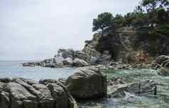 全景岩石海岸略雷特三月美丽的夏天一天科斯塔布拉瓦加泰罗尼亚西班牙海滨略雷特三月科斯塔布拉瓦西班牙岩石海岸略雷特三月