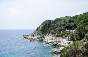 全景岩石海岸略雷特三月美丽的夏天一天科斯塔布拉瓦加泰罗尼亚西班牙海滨略雷特三月科斯塔布拉瓦西班牙岩石海岸略雷特三月