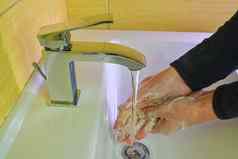 冠状病毒预防手卫生电晕病毒流感大流行保护清洁手经常科维德冠状病毒预防洗手肥皂浴室水槽男人。手卫生电晕病毒流感大流行预防措施洗手经常秒