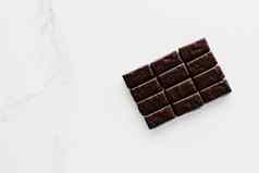 黑暗巧克力糖果孤立的白色背景甜蜜的食物
