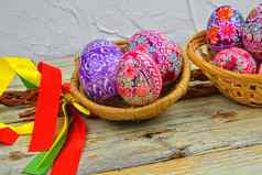 生活复活节鸡蛋装饰复活节鸡蛋躺柳条篮子白色木背景复活节鸡蛋装饰传统的人设计东欧洲捷克共和国