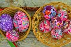 生活复活节鸡蛋装饰复活节鸡蛋躺柳条篮子白色木背景前视图复活节鸡蛋装饰传统的人设计东欧洲捷克共和国
