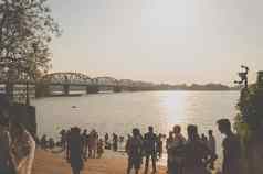 达克希斯瓦尔次曼迪尔寺庙加特银行胡里节恒河日落时间拥挤的人晚上仪式太阳设置视图轮廓铁路桥穿越河加尔各答3月