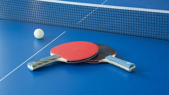 表格网球黑色的红色的球拍蓝色的表格