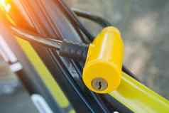 黄色的塑料锁自行车
