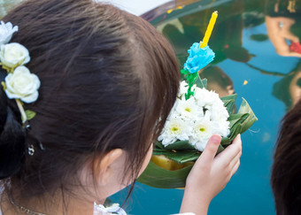 女孩提出了装饰浮动祈祷法<strong>水灯</strong>