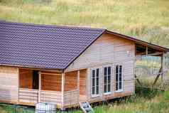 木房子使木材木板屋顶使金属房子草原